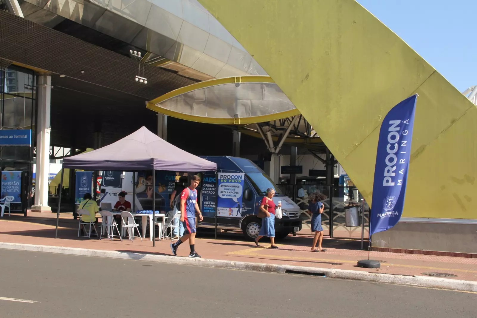 Serviços-do-Procon-e-Vacinação-Gratuita-oferecidos-no-Terminal-Urbano-de-Maringá-na-Super-Quarta