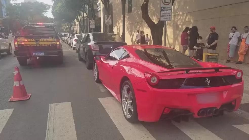 ferrari-retirada-por-guincho-em-maringa