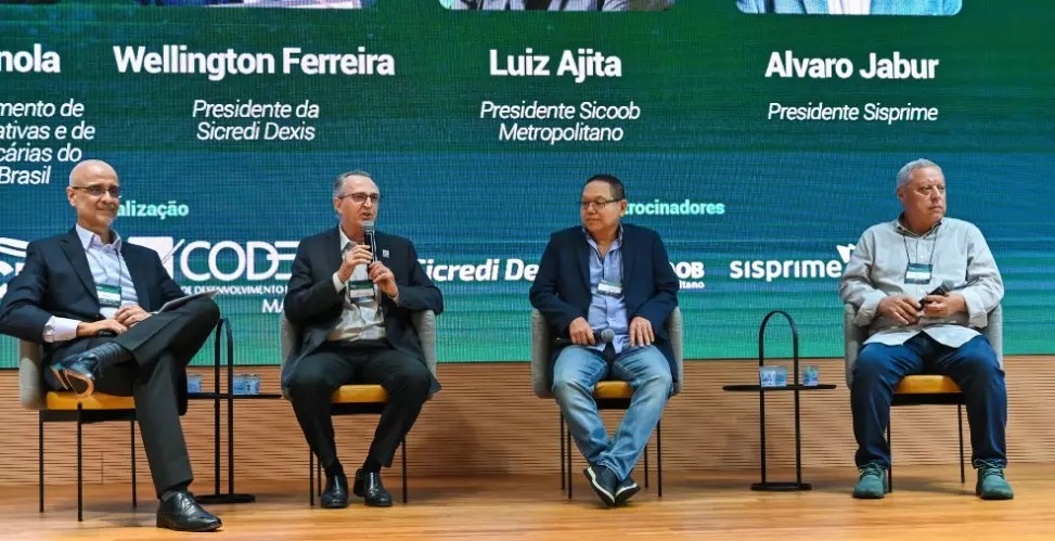 liderancas-de-cooperativas-de-credito-discutem-o-futuro-do-setor-em-evento-em-maringa