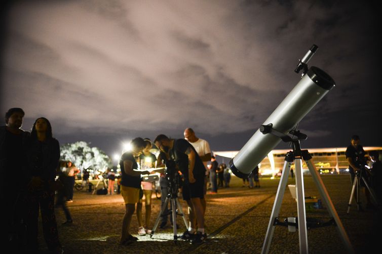 cometa-que-passara-proximo-a-terra-podera-ser-observado-no-brasil