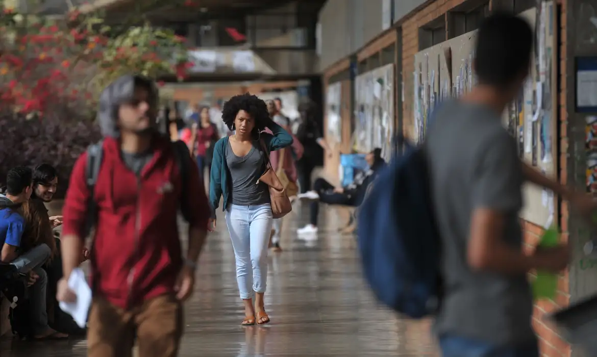 54% dos universitários com filhos já pararam os estudos para cuidar das crianças, aponta MEC