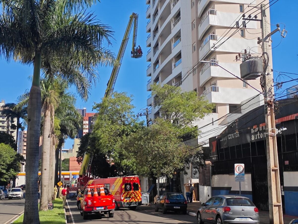 Bombeiros de Maringá treinam resgate em altura com plataforma mecânica