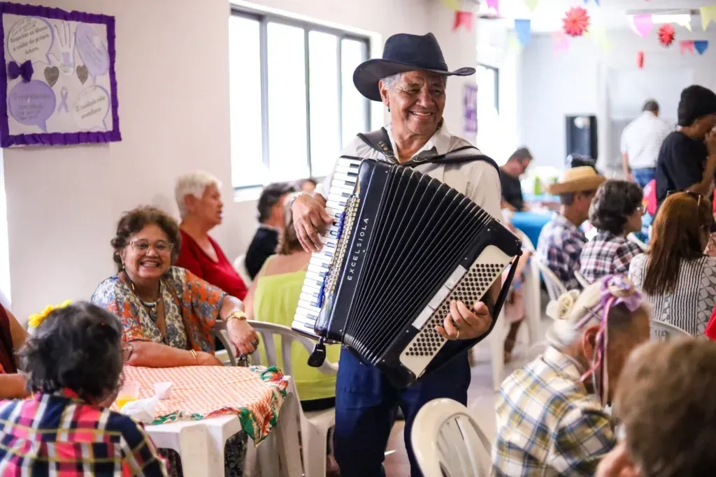 Condomínio do Idoso em Maringá celebra festas juninas com grande participação