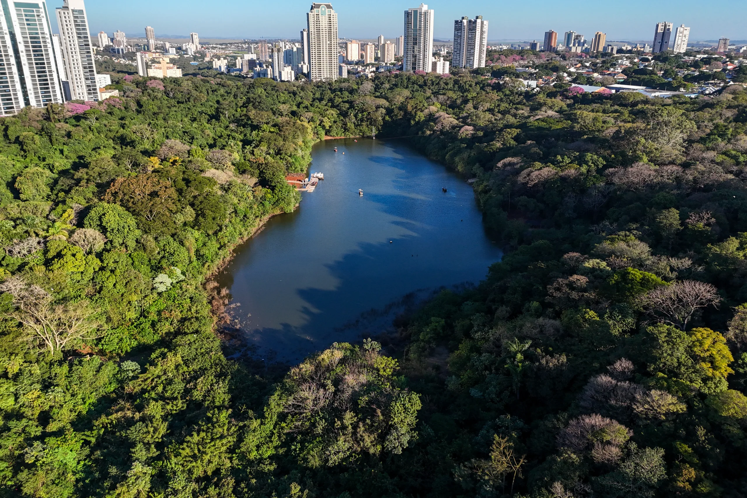 Lago do Parque do Ingá bate recorde de nível desde 2022 após chuvas