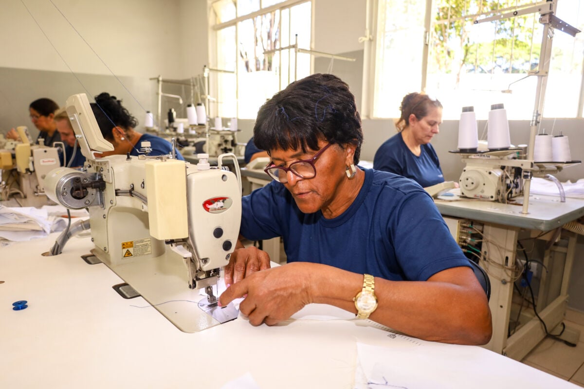 Maringá oferece curso gratuito de costura com certificado Senai e oportunidades de emprego