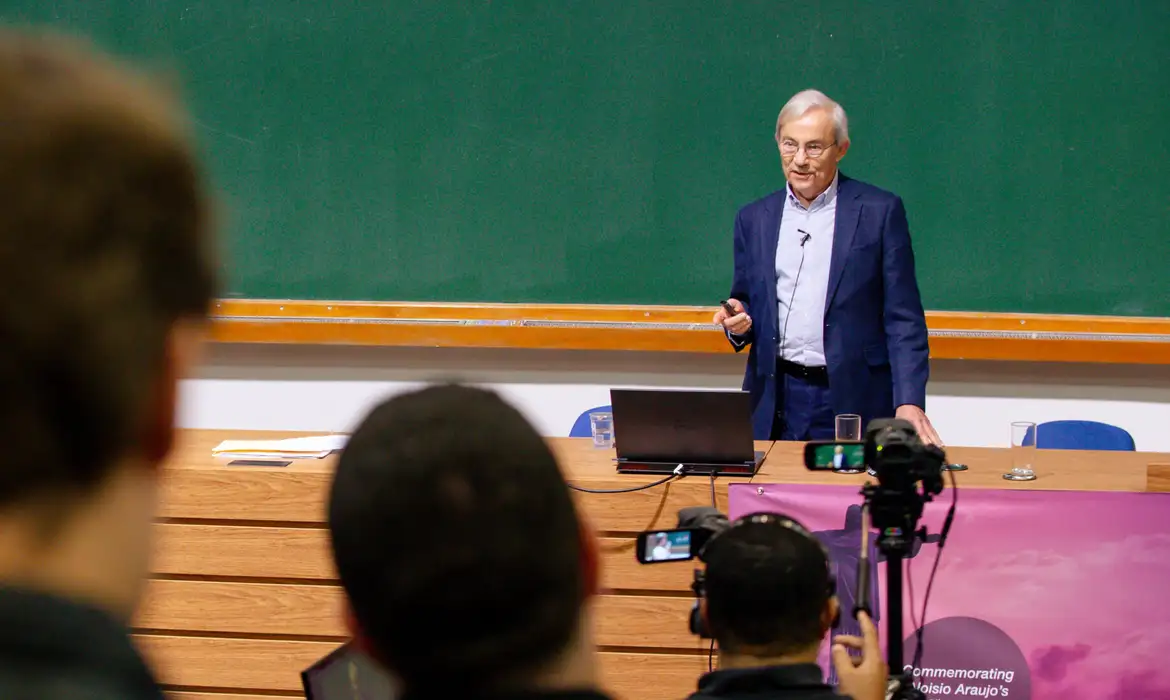 Nobel de Economia: IA muda funções, não elimina postos de trabalho