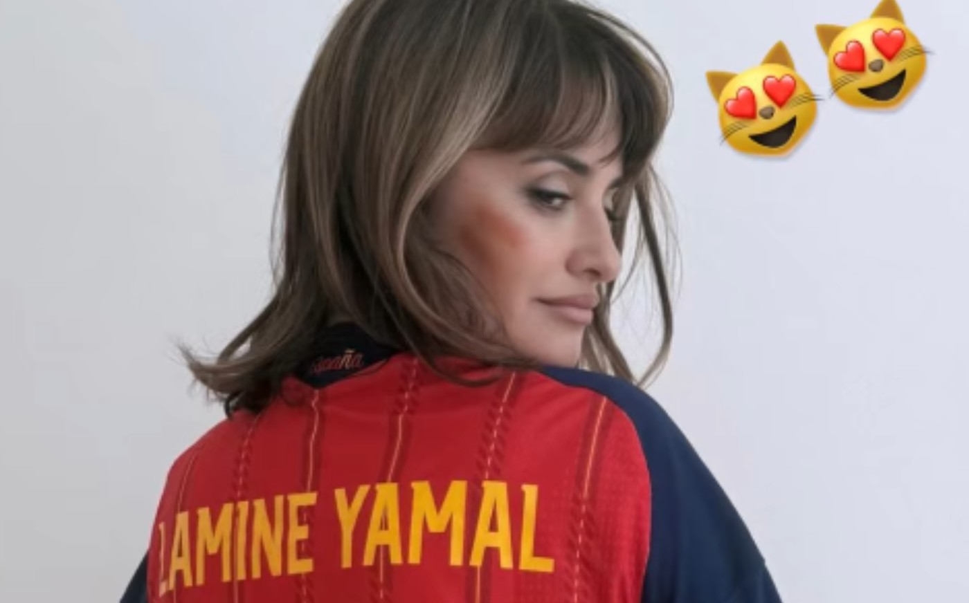Penélope Cruz apoia promessa do futebol espanhol ao exibir camisa de Lamine Yamal