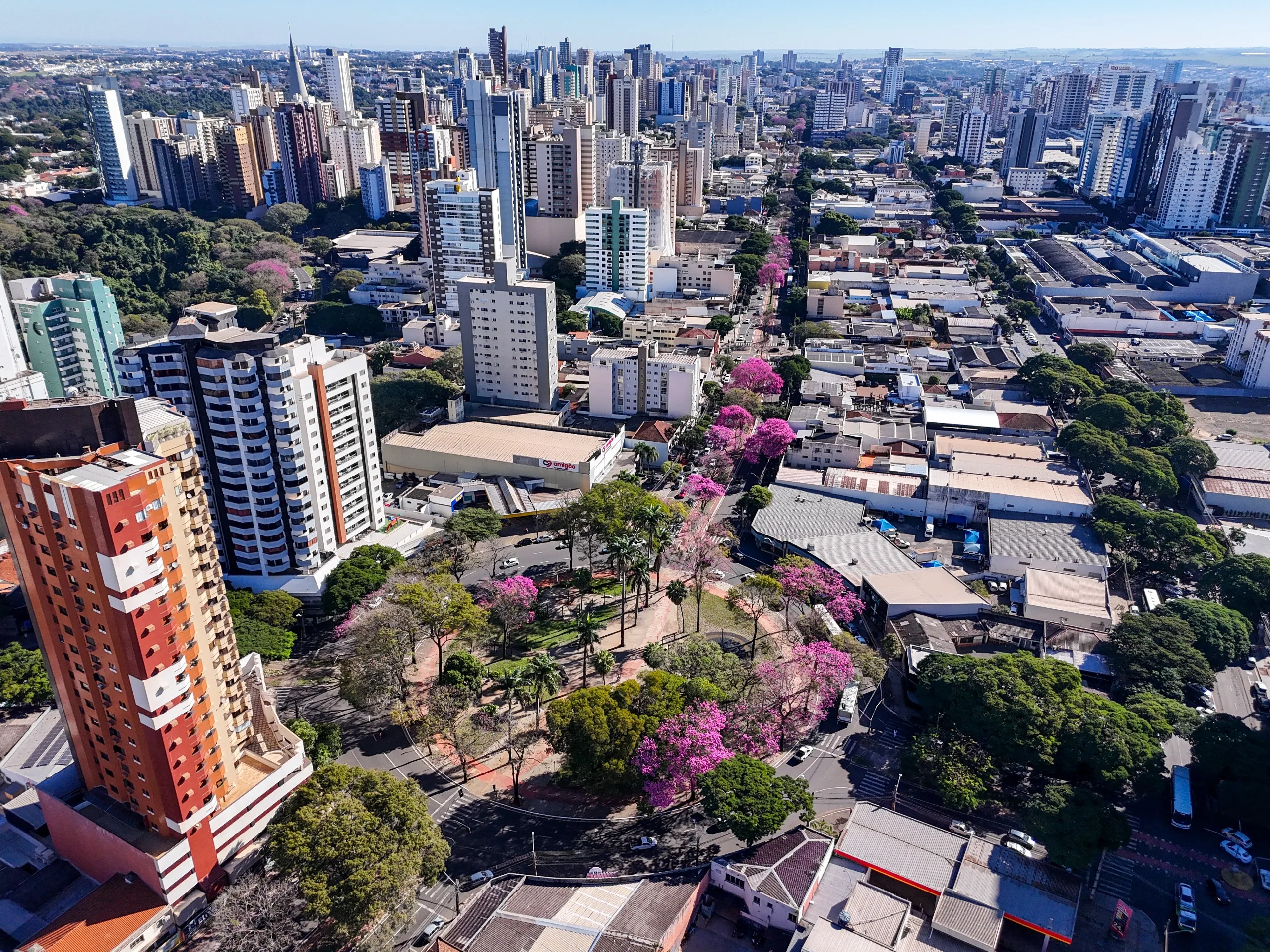 Praça Rocha Pombo ganha mais faixas para desafogar trânsito em Maringá