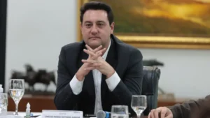 Punição a prefeitos e deputados dissidentes pode fortalecer oposição no Paraná