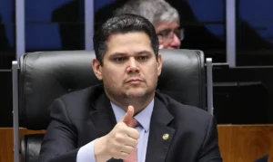 Alcolumbre libera PEC do fim da escala 6×1 para análise no Senado