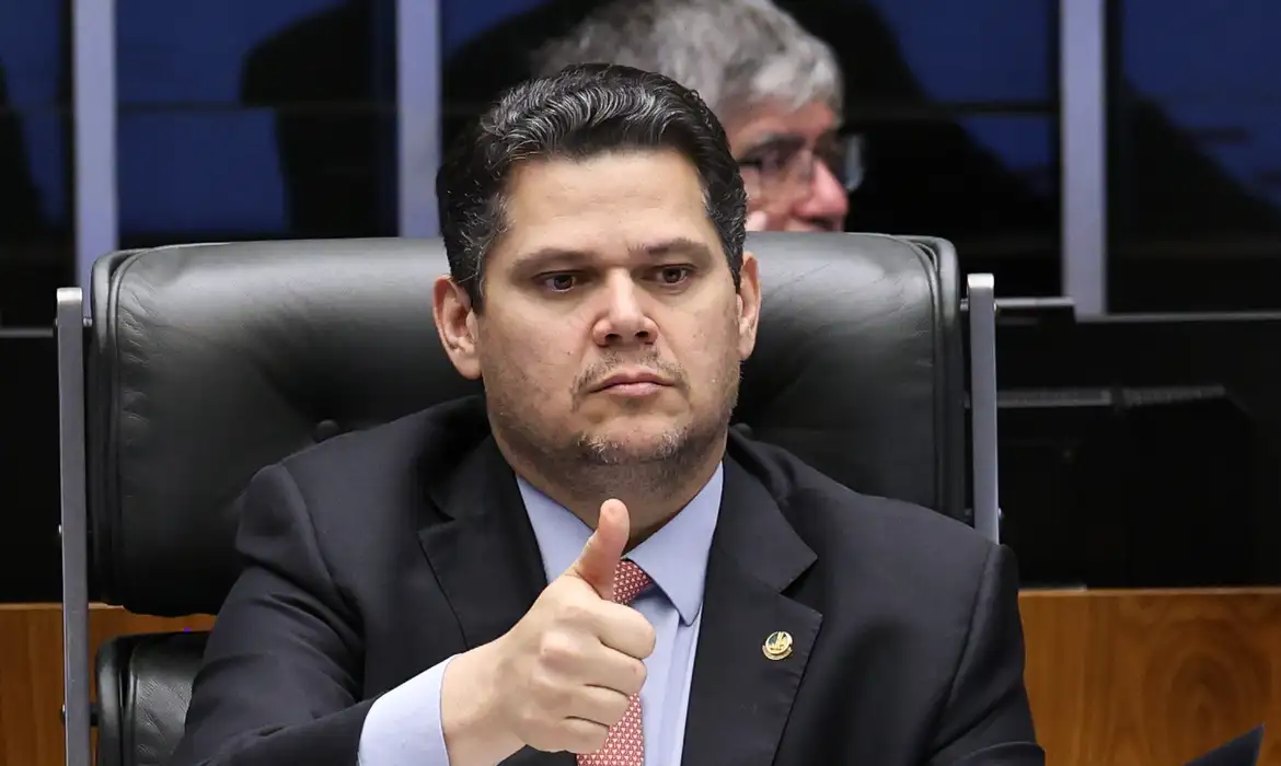 Alcolumbre libera PEC do fim da escala 6×1 para análise no Senado