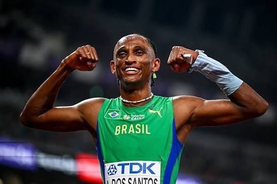 Alison dos Santos estabelece novo recorde mundial nos 400m com barreiras