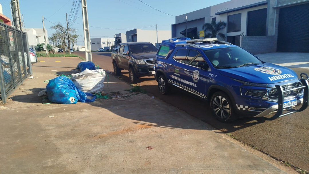 Arapongas notifica fábrica de móveis por depósito irregular de lixo em calçada