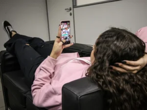 Assembleia debate impactos da tecnologia na saúde mental de adolescentes