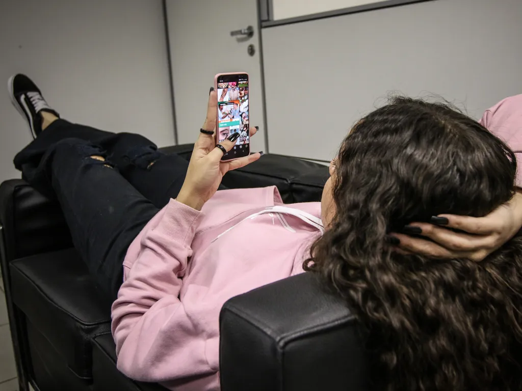 Assembleia debate impactos da tecnologia na saúde mental de adolescentes