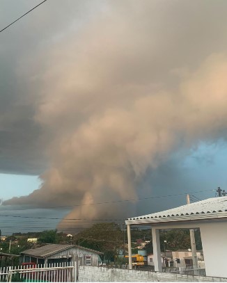 Campos Gerais enfrenta impactos de tempestade; mais de 10 mil casas ficam sem luz