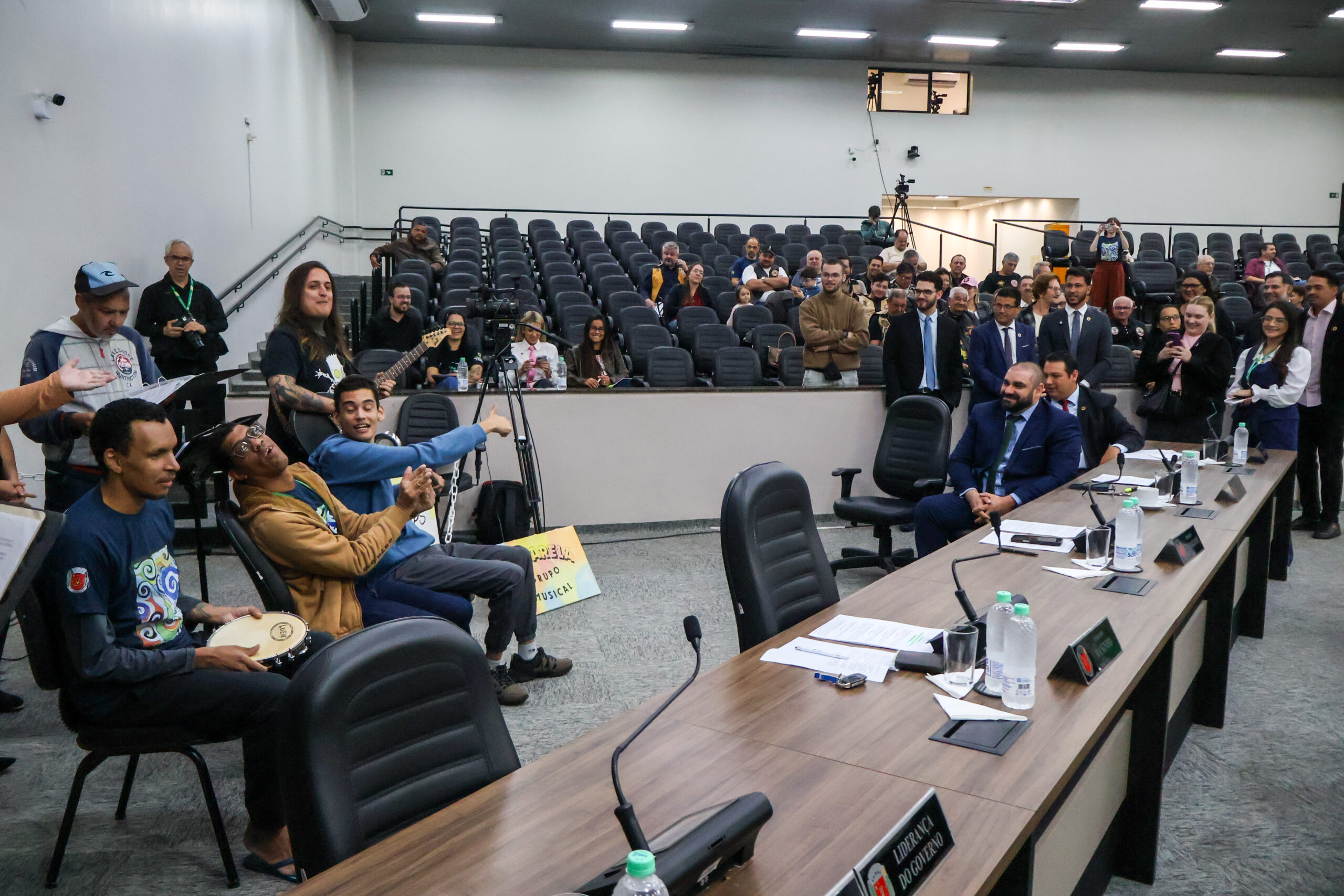 Caps III leva projeto de musicoterapia para vereadores em Maringá