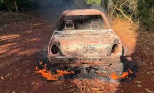 Carro pega fogo em estrada rural de São João do Ivaí no sábado
