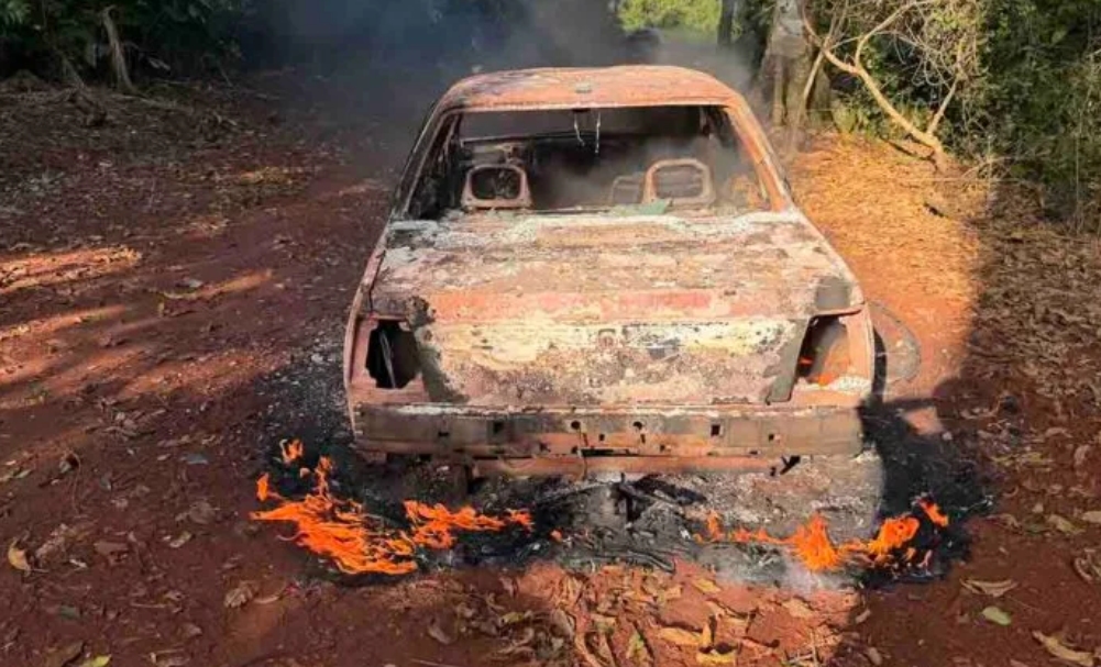 Carro pega fogo em estrada rural de São João do Ivaí no sábado