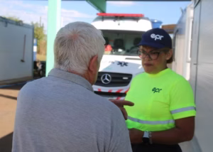 EPR distribui sinalizadores LED para ciclistas em ação educativa na BR-376