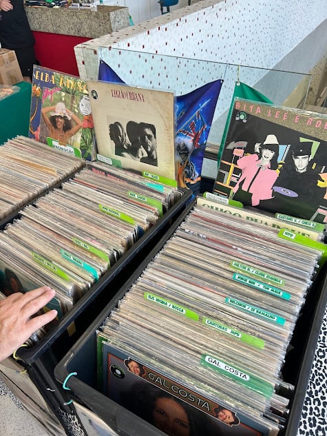 Feira de Vinil em Maringá reúne colecionadores e diferentes estilos musicais