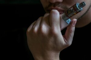 Fiocruz aponta crescimento do tabagismo entre adolescentes por influência de redes sociais