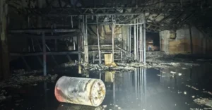 Fogo atinge fábrica de colchões no Jardim Dias e mobiliza Corpo de Bombeiros