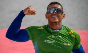 Isaquias Queiroz vence mundial de canoagem no C1 500m na Polônia