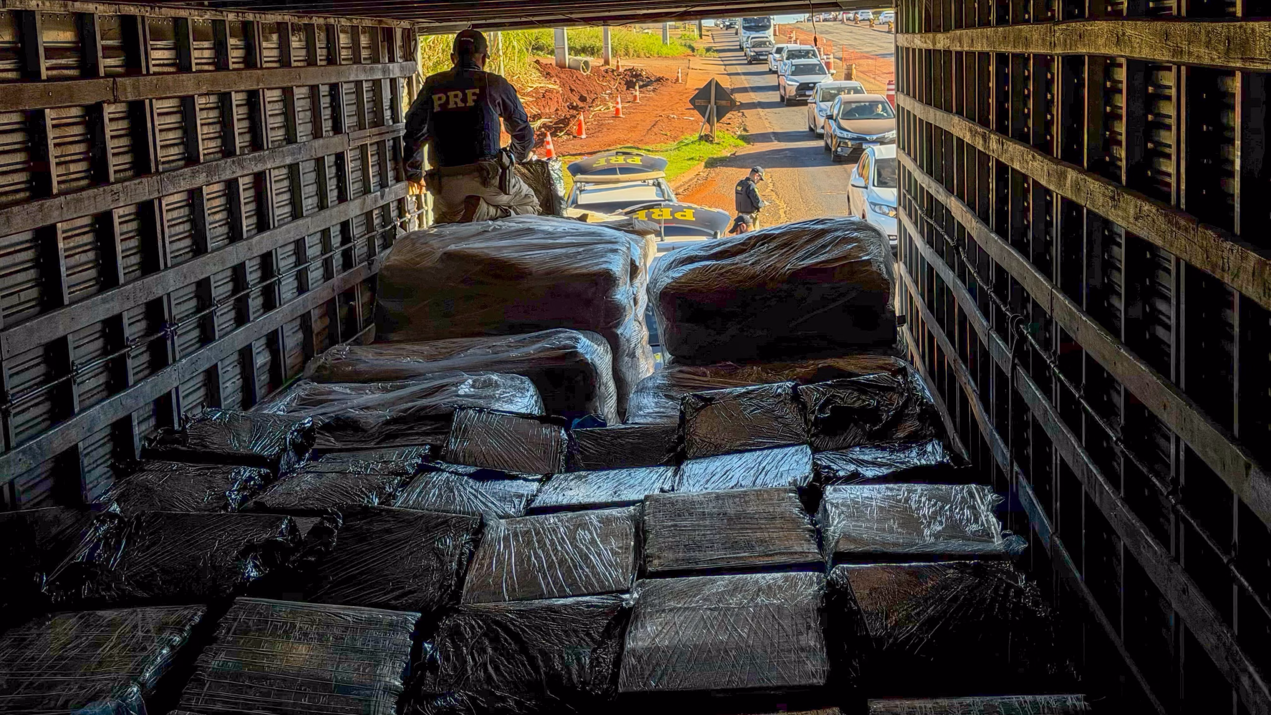 Maior apreensão de 2026: PRF encontra 4,3 toneladas de drogas em caminhão em Maringá