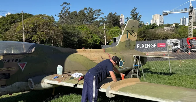 Maringá começa restauração da aeronave histórica Xavante AT-26 da Praça do Avião