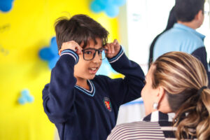 Maringá entrega óculos gratuitos para 52 estudantes em novo ciclo do programa de saúde