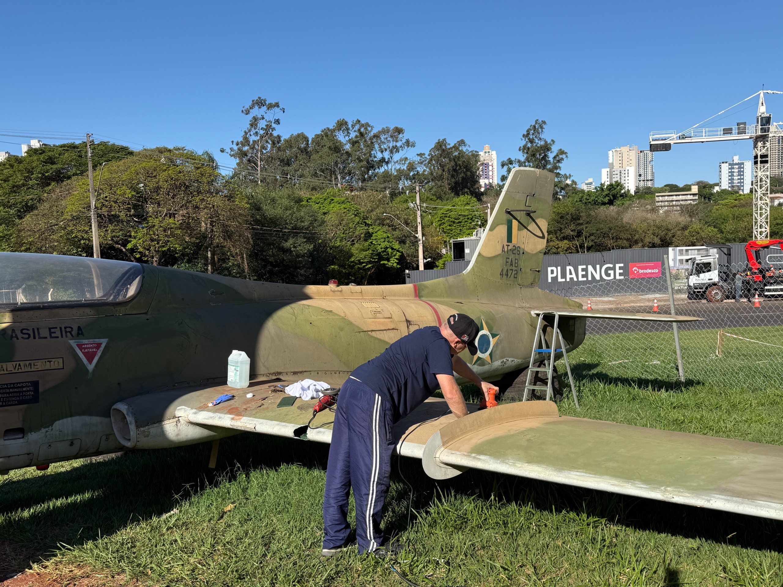 Maringá inicia restauração do histórico caça Xavante AT-26 na Praça do Avião