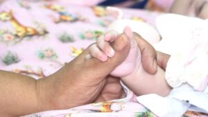 Maringá: voluntária acolhe 37 bebês e emociona com dedicação ao programa social