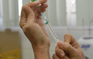 Multivacinação gratuita começa segunda no Brasil; confira pontos de vacinação