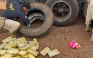 PRF localiza 95 kg de cocaína em estepes de carreta na BR-277 em Cascavel