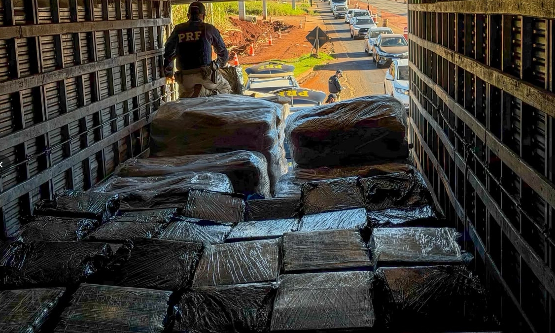 PRF realiza grande apreensão de droga em carreta na saída de Maringá