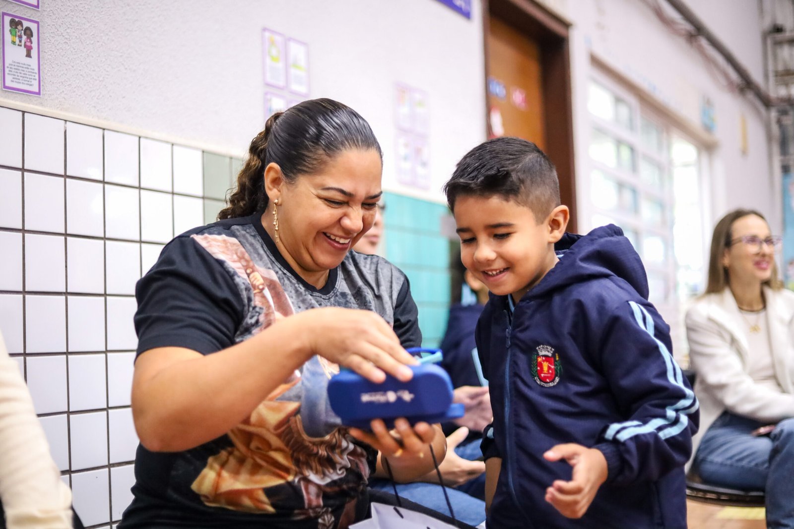 Programa 'Olhando para o Futuro' entrega óculos a 21 estudantes em escola de Maringá