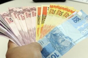 Salário mínimo terá aumento de R$ 120 e chegará a R$ 1.741 em 2027