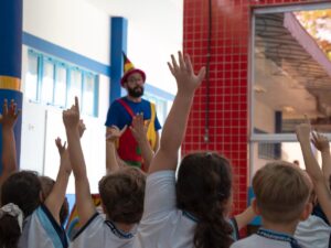 Teatro educa crianças sobre trânsito seguro nos centros de educação infantil de Maringá