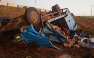 Tombamento de caminhão na PR-562 provoca duas mortes em Clevelândia