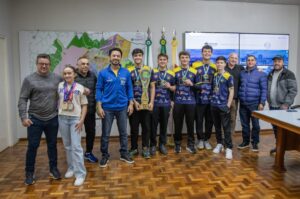 Apucarana celebra campeões estaduais de handebol e jiu-jitsu em cerimônia com prefeito