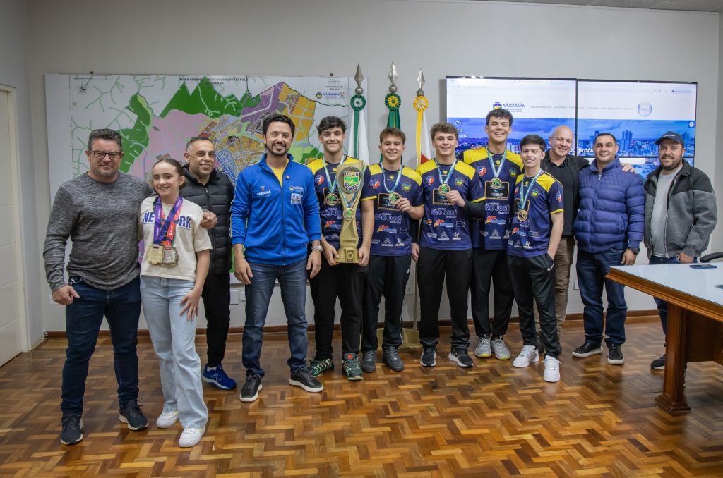 Apucarana celebra campeões estaduais de handebol e jiu-jitsu em cerimônia com prefeito