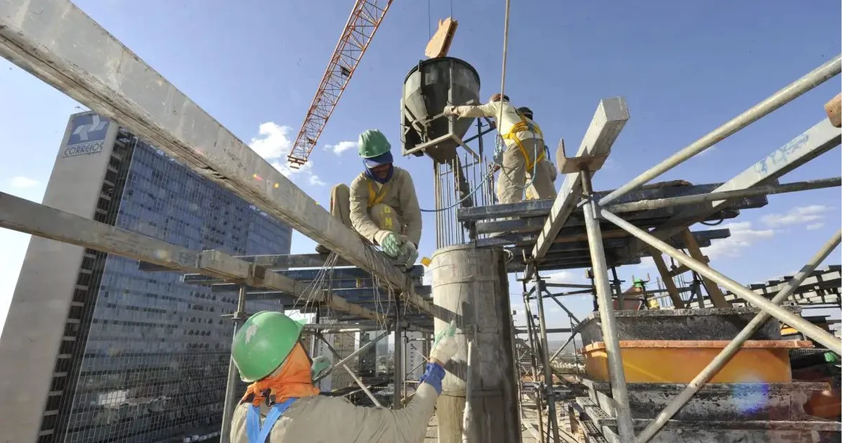 Brasil gera 165,8 mil vagas formais em agosto e supera 1,1 milhão no ano