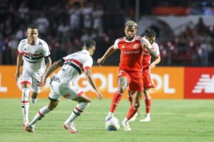 Brasileirão: Vasco destroça Coritiba e foge do rebaixamento; Santos também vence