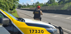Caminhoneiro alcoolizado capota Scania na PR-182 durante Operação Independência