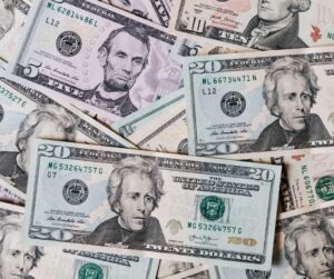 Cotação do dólar afeta economia local, preços e negócios em Maringá