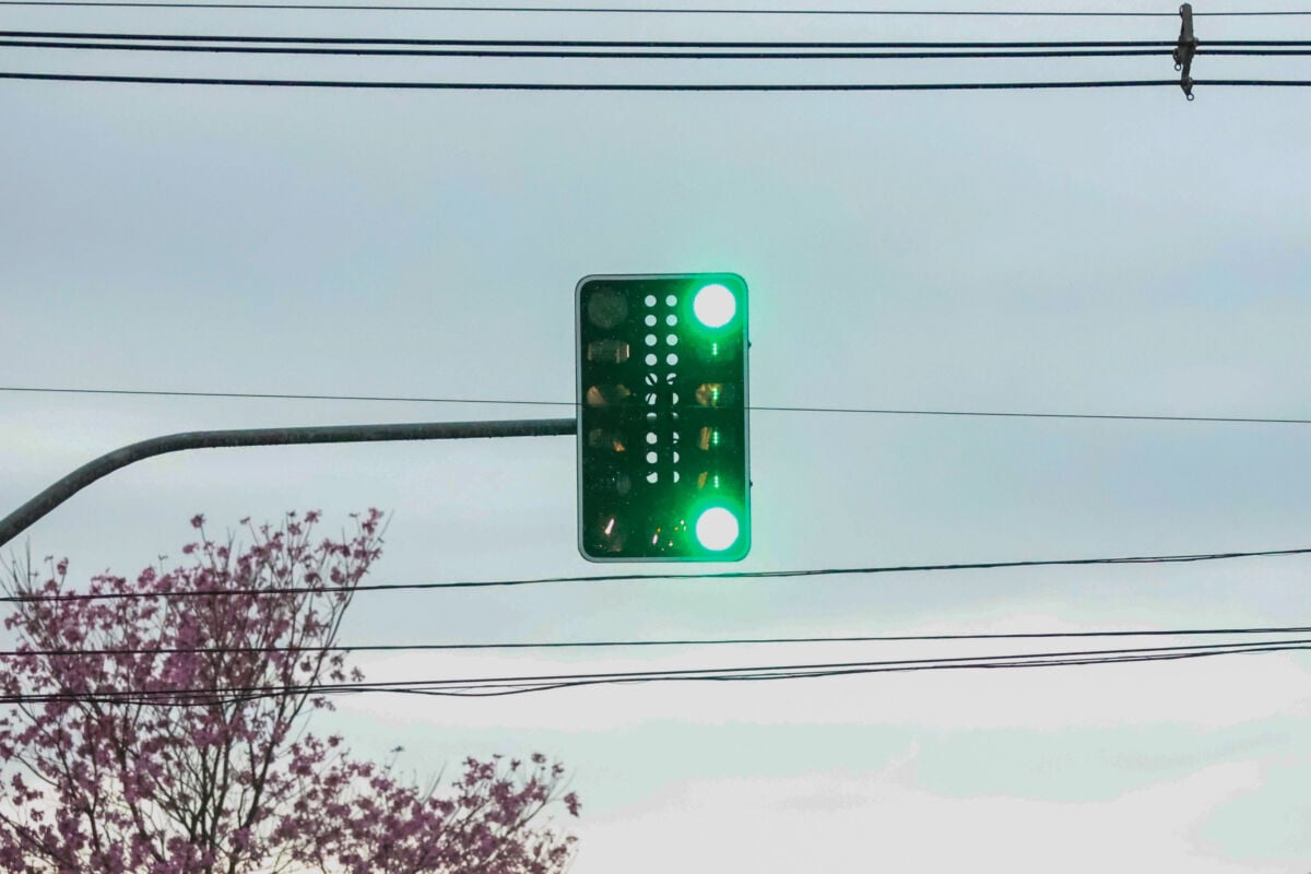 Cruzamento no centro de Maringá ganha novo semáforo a partir desta quinta