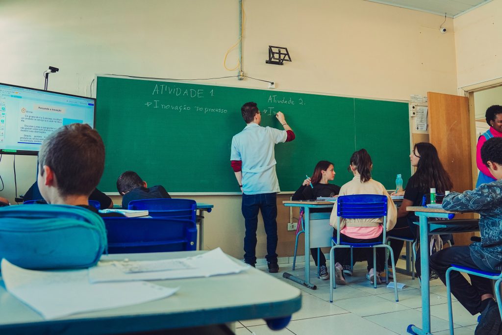 Educadores da rede pública têm acesso a 8 mil vagas gratuitas em cursos de pós-graduação