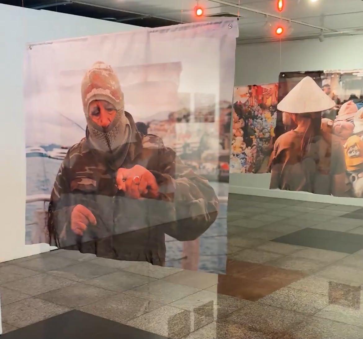 Exposição fotográfica retrata centros de metrópoles com acesso gratuito em Maringá