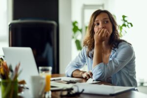 Guia completo sobre justificativas de ausência no ambiente corporativo brasileiro